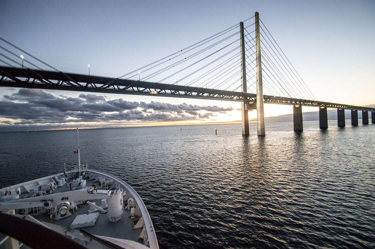 Durchfahrt unter der Öresundbrücke. Foto: CRUCERO
