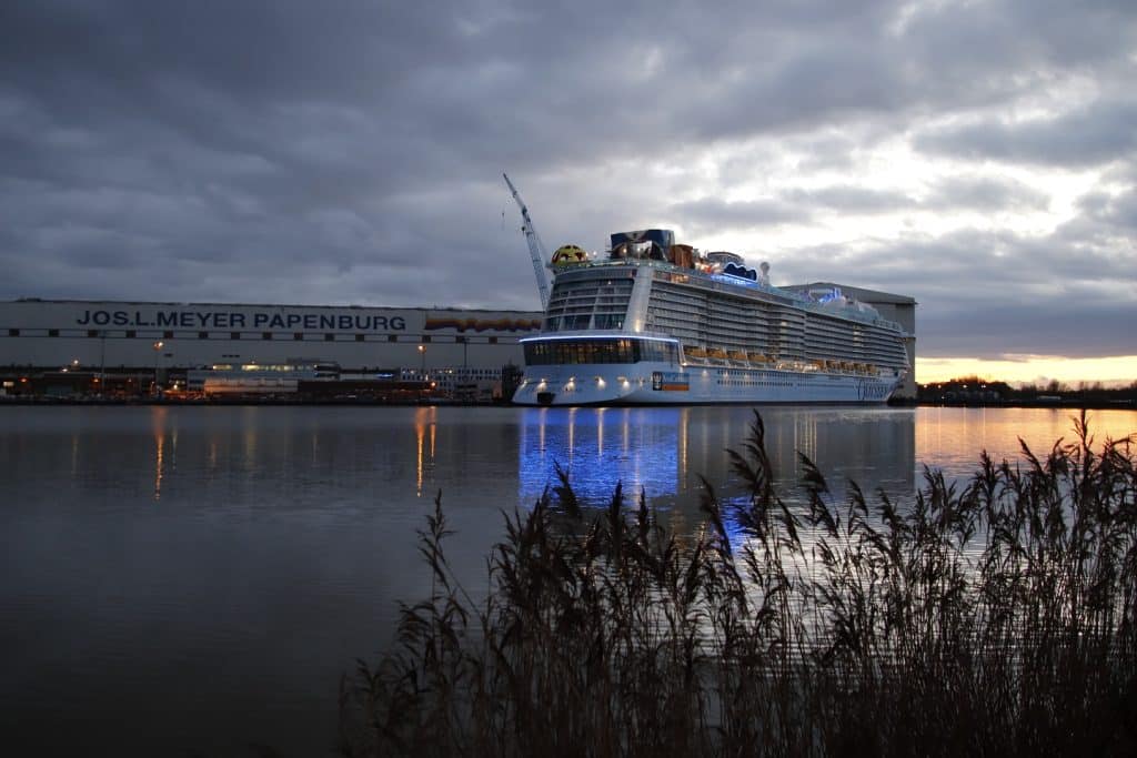 Seit November liegt die Odyssey of the Seas im Hafen der Meyer Werft in Papenburg. Foto: Christoph Assies