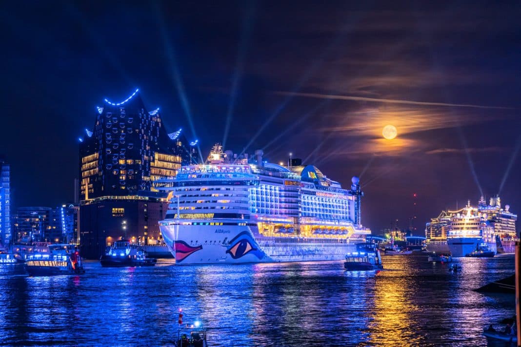 AIDAprima führte 2019 bei Vollmond die große Hamburg Cruise Days Parade an. Nicht weit dahinter folgen die MS Europa, Mein Schiff 4, der World Explorer und die MSC Preziosa. Foto: Jan Schugardt, Hamburg Cruise Days