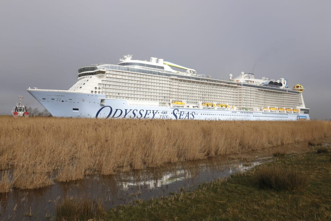 Die Odyssey of the Seas während ihrer Emsüberführung von Papenburg zur Nordsee. Foto: Christoph Assies