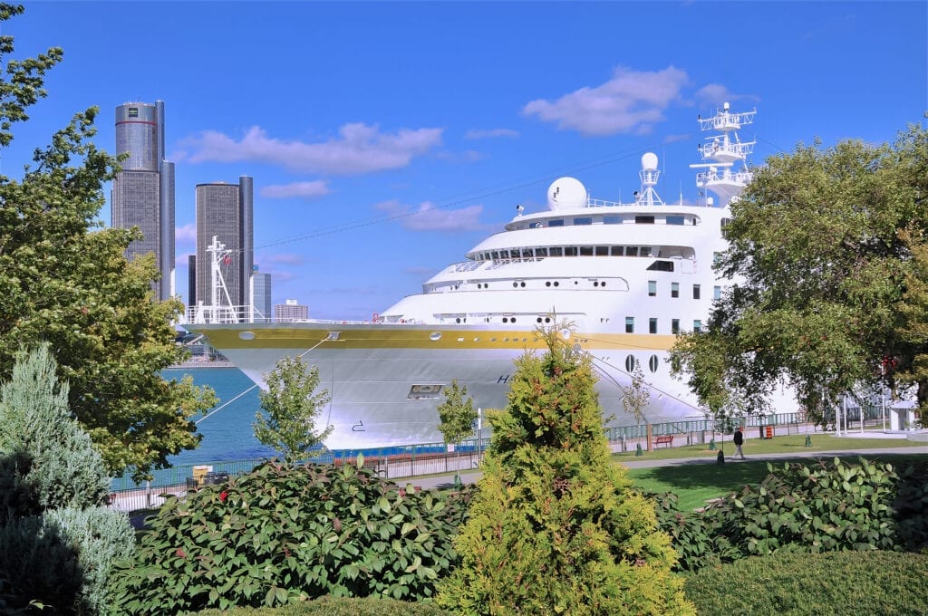 Die MS Hamburg vor der Skyline von Detroit. Foto: Plantours Kreuzfahrten