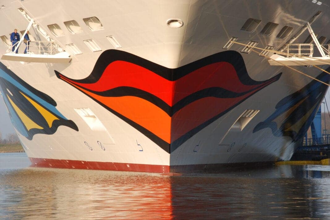 Auf der AIDAsol ist am Freitagabend ein Feuer ausgebrochen. Das Schiff liegt aktuell für Renovierungen in der Werft Blohm&Voss in Hamburg. Foto: Christoph Assies