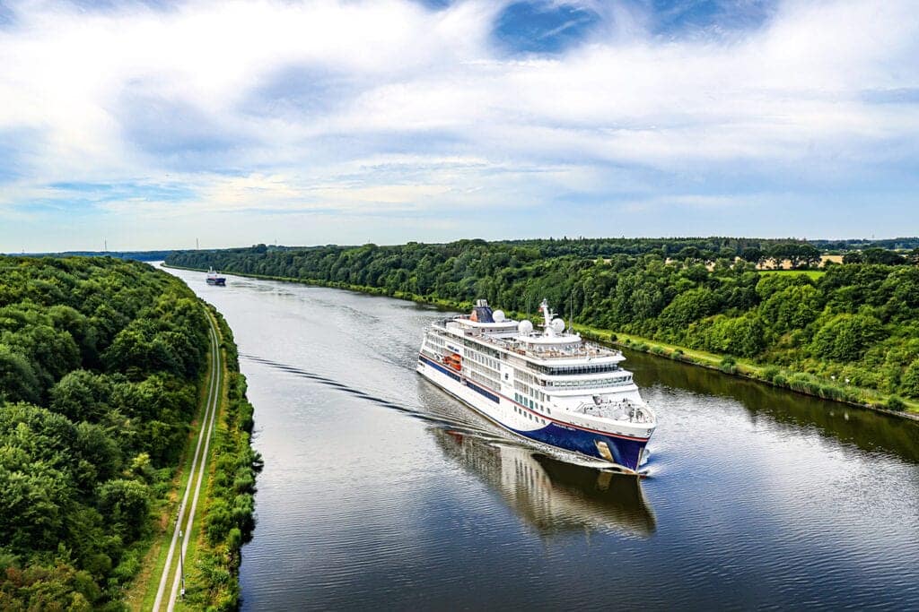 Zum Finale der Jungfernfahrt soll die HANSEATIC spirit den Nord-Ostsee-Kanal passieren. Grafik: Hapag-Lloyd Cruises