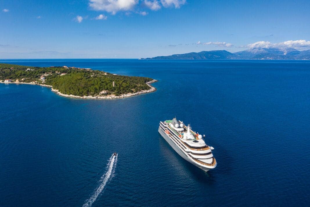 Luftaufnahme des Expeditionskreuzfahrtschiffs World Explorer und der Halbinsel, Fiskardo, Kefalonia. Foto: © Holger Leue