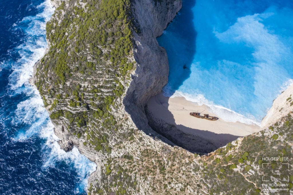 Die Navagio Bucht mit dem spektakulären Shipwreck Beach auf Zakynthos ist eines der berühmtesten Postkartenmotive von Griechenland. Foto: © Holger Leue