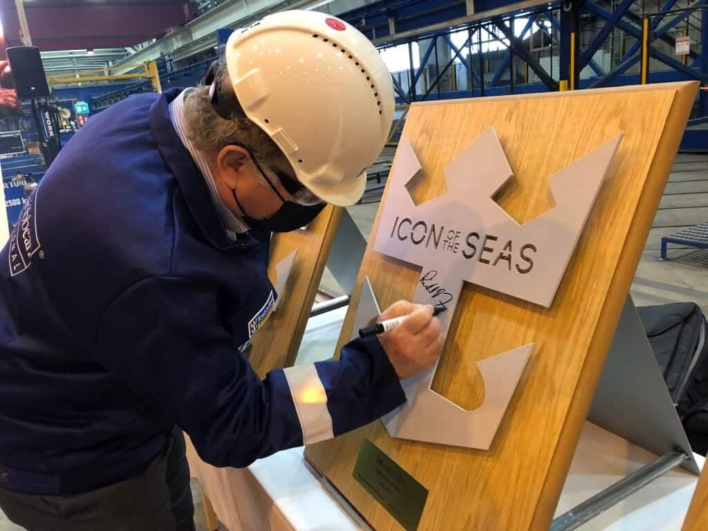 Richard Fain, Vorsitzender von RCL, unterschreibt ein speziell geschnittenes Stück Stahl zum Baustart der Icon of the Seas. Foto: Meyer Turku