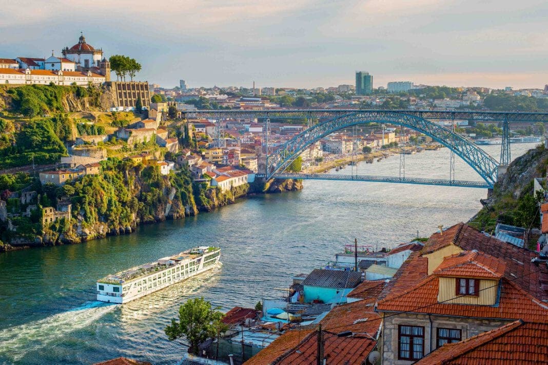 Kreuzfahrtschiff kommt in Porto am Fluss Douro an. Foto: © joyt - stock.adobe.com