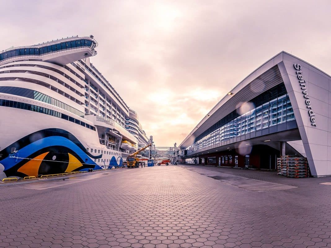 Am Terminal in Steinwerder werden die Passagiere am Samstag, 31.7. begrüßt. Foto: © Cruise Gate Hamburg