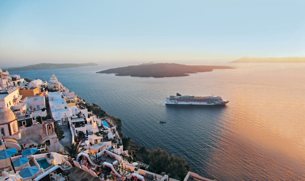 Die Norwegian Jade vor Santorin. Foto: © Norwegian Cruise Line