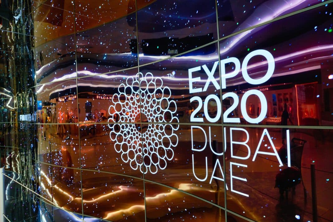 Dubai Expo 2020 Bildschirm im Dubai International Airport. Foto: © Heorshe - stock.adobe.com