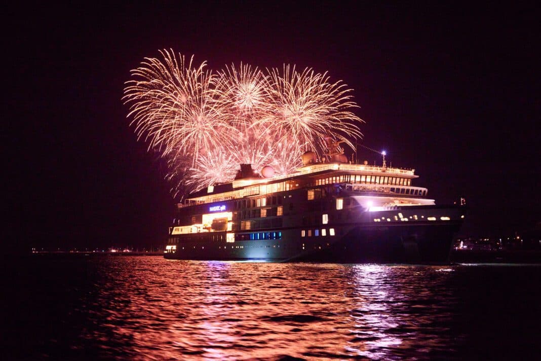 Feuerwerk zur Taufe: Die Hanseatic Spirit ist das dritte Schiff der Expeditionsklasse von Hapag-Lloyd Cruises. Foto: Christian Wyrwa