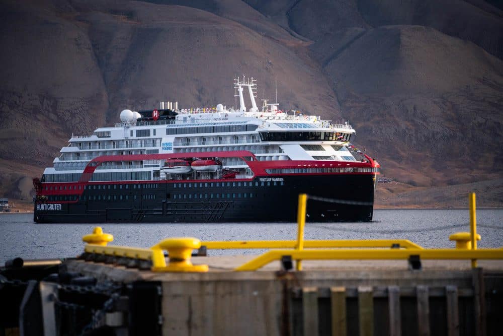 Das Batterie-Hybridschiff MS Fridtjof Nansen legt zum ersten Mal in seinem neuen Heimathafen Longyearbyen auf Spitzbergen an. Foto © Hurtigruten Expeditions