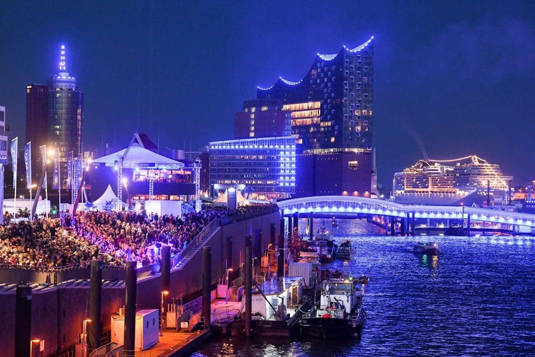 Hamburg in Blau - zu den Cruise Days wird der Hafen auch 2023 wieder iluminiert. Foto: Thomas Panzau