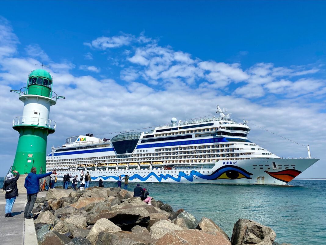 AIDAsol läuft in Warnemünde ein. Foto: AIDA Cruises