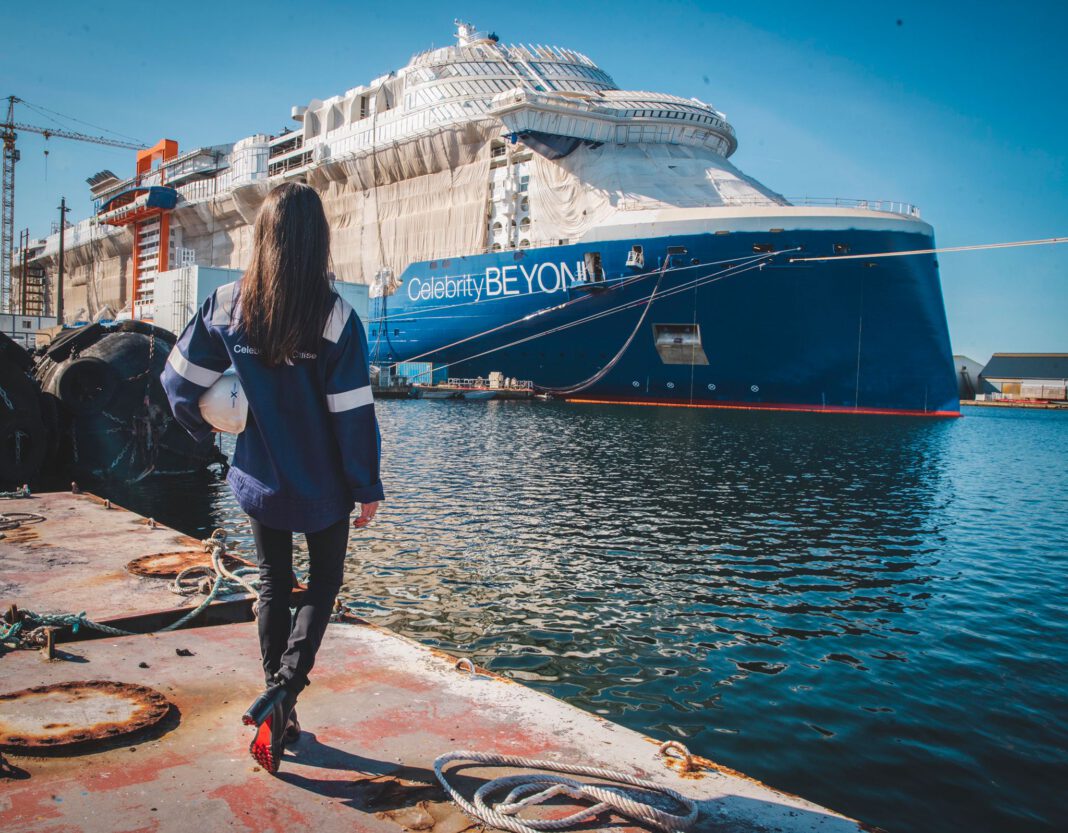 Die Celebrity Beyond bekommt eine Kapitänin. Kate McCue, hier auf der Werft im französischen Saint-Nazaire, übernimmt das Kommando. Foto: Celebrity Cruises