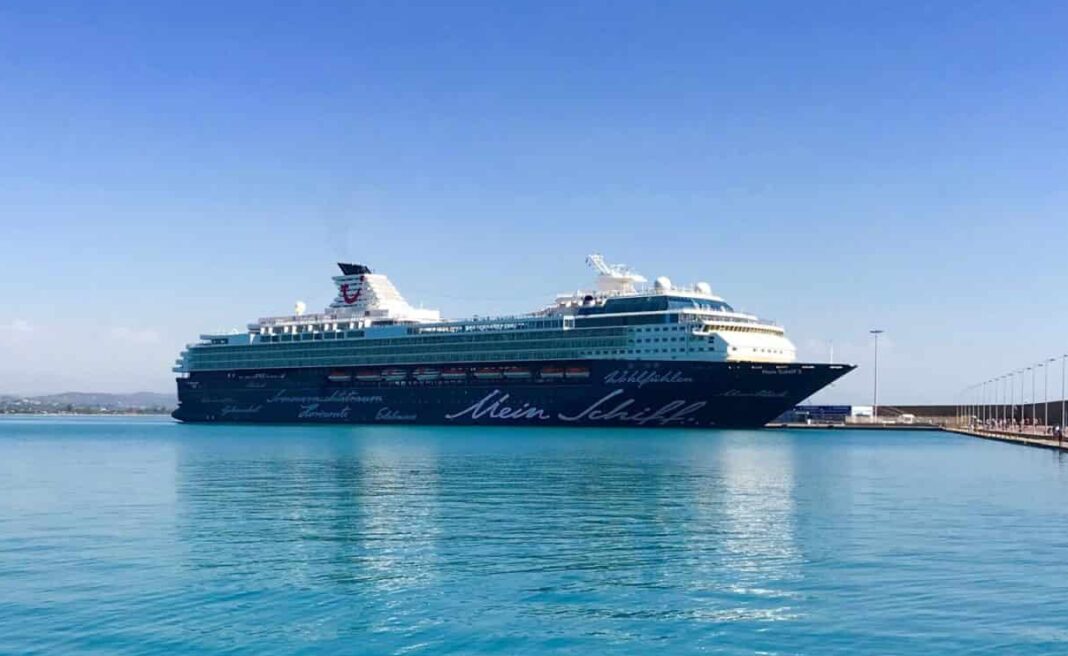 Die Mein Schiff Herz unter ihrem früheren Namen Mein Schiff 2 in Kefalonia (Griechenland). Foto: Christoph Assies