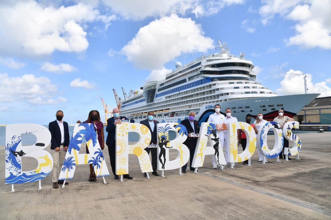 Erstanlauf AIDAsol in Barbados am 30. Oktober 2021. V.r.n.l.: Crew von AIDAsol mit Kapitän Jörg Miklitza und Vertreter der Barbados Port Inc mit Peter Odle, Vorsitzender des Verwaltungsrats. Foto: © AIDA Cruises