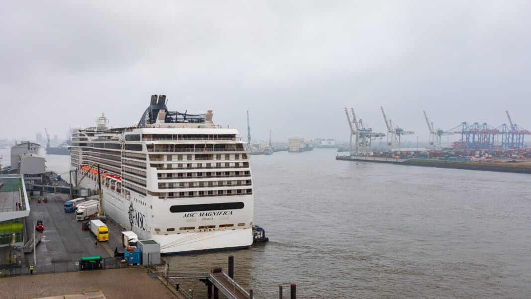 Die MSC Magnifica am Anleger in Altona. Foto: ©Frank Erpinar