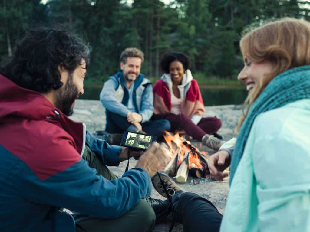 Mit Hilfe eines Adapters (VPA) kann man das Smartphone mit dem Fernglas verbinden. Foto: © Swarovski Optik