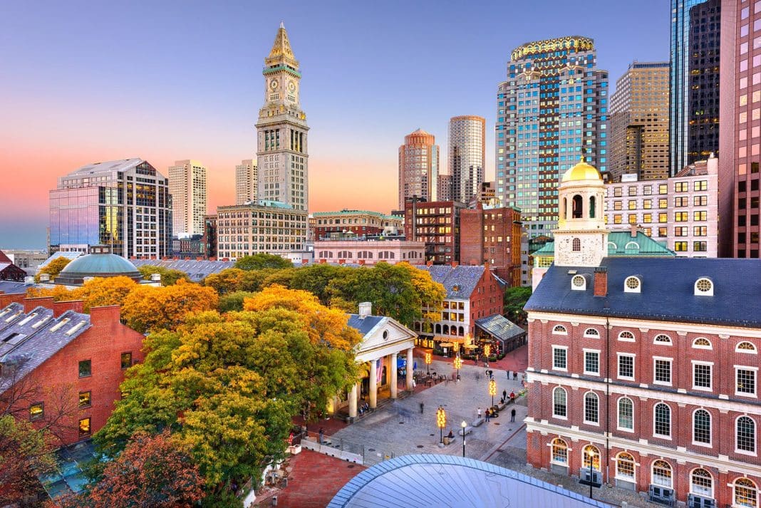 Boston, Massachusetts, USA: Skyline mit Faneuil Hall und Quincy Market in der Abenddämmerung. Foto: © SeanPavonePhoto - stock.adobe.com