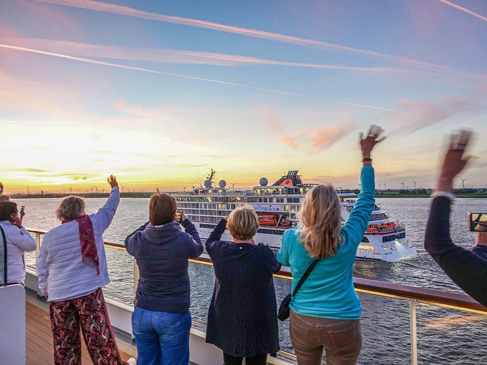 Flottentreffen mit der Hanseatic Spirit. Foto: © Crucero