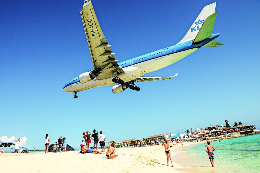 Am Princess Juliana International Airport landen die Flugzeuge knapp über den Köpfen der Besucher des Maho Beach hinweg. Foto: © St. Maarten Tourist Bureau