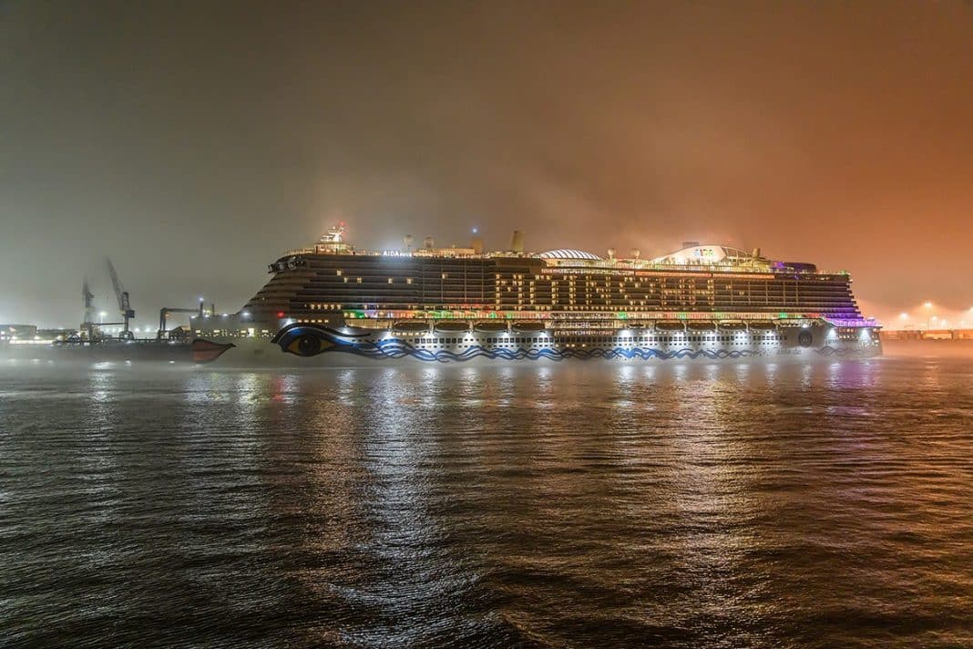 AIDA Nova erreicht Hamburg am Morgen des 13. Dezember 2021. Foto: © AIDA Cruises / Jens Hagens