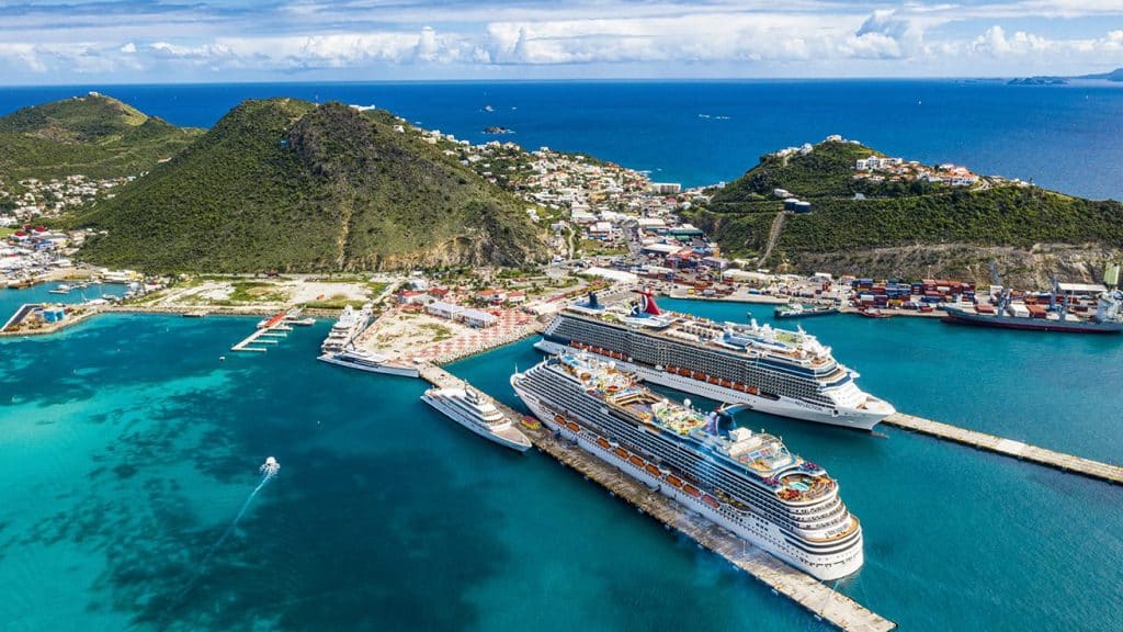 Im Hafen von Philippsburg können an zwei langen Piers bis zu sechs Cruiseliner gleichzeitig anlegen. Foto: © St. Maarten Tourist Bureau