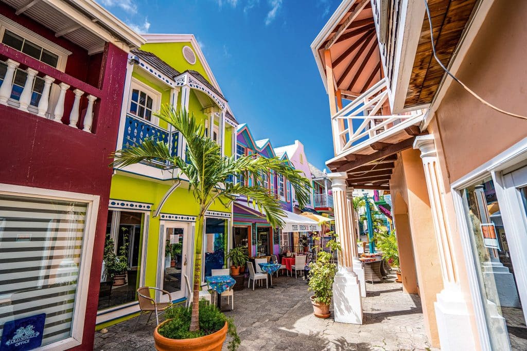 Philipsburg mit seinen bunten Gässchen ist ein beliebtes Duty-Free Einkaufsparadies für Schmuck und Spirits. Foto: © St. Maarten Tourist Bureau