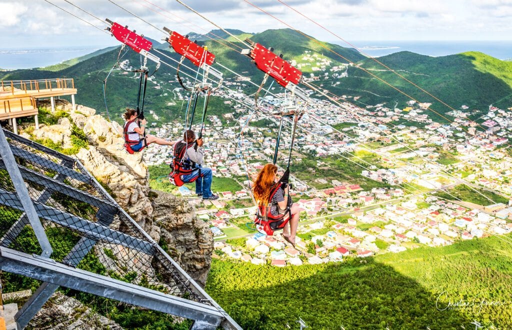 Der Flying Dutchman ist eine der steilsten Ziplines der Welt und saust mit bis zu 90 Kilometer pro Stunde 800 Meter ins Tal. Foto: © St. Maarten Tourist Bureau