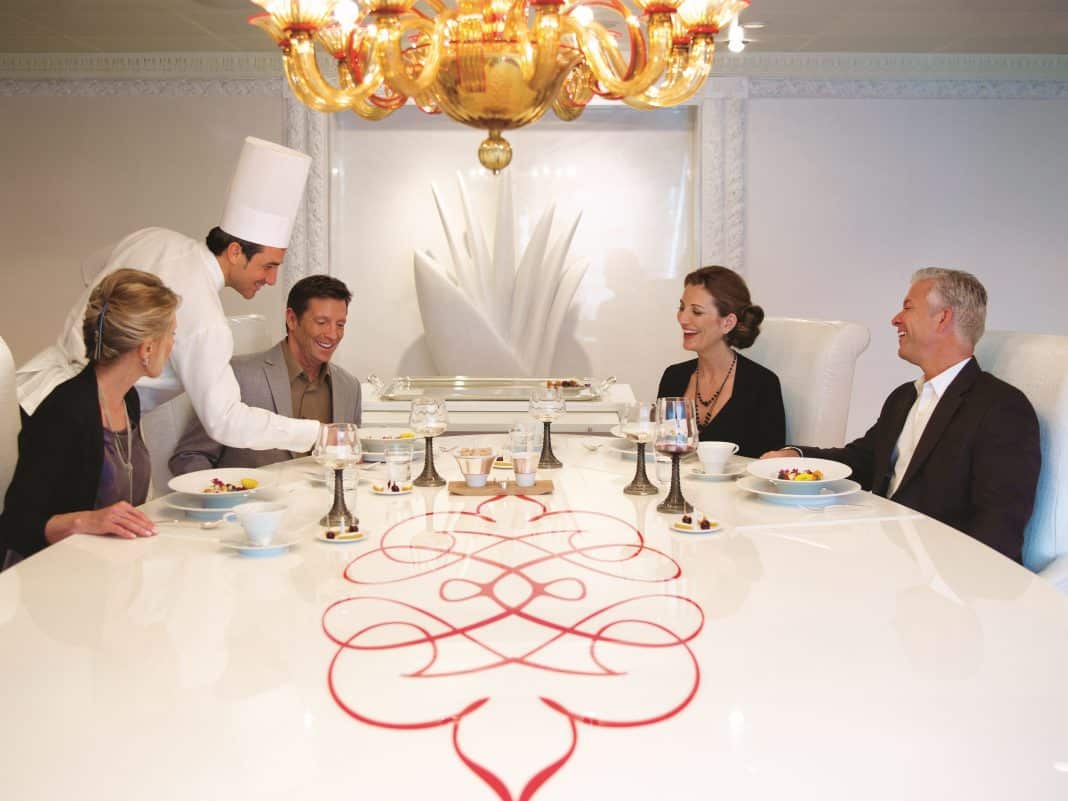 Blick in das Privee-Speisezimmer mit dem maßgefertigte Tisch des berühmten US-Architekten Dakota Jackson. Foto: © Oceania Cruises