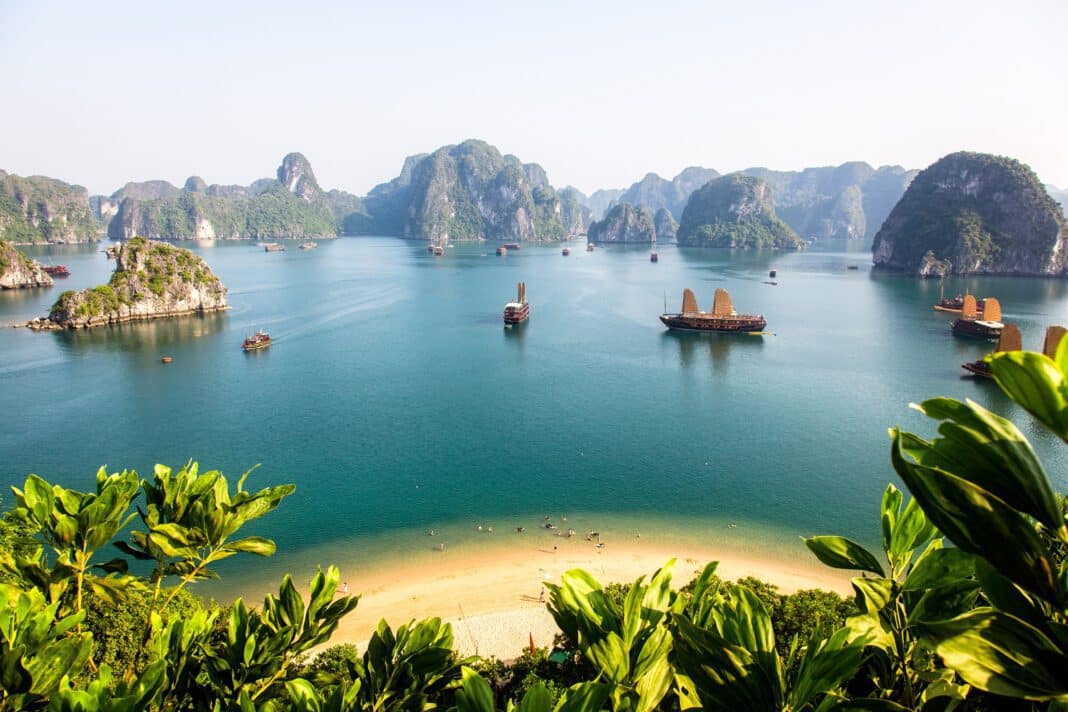Das neue Asien-Programm von Celebrity Cruises schließt auch einen Besuch der Halong-Bucht, Vietnam, ein. Foto: © Celebrity Cruises / Alex Stoen