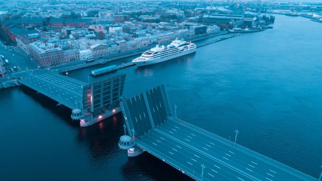 English Embankment an der Neva in der Innenstadt von St. Petersburg. Foto: © Grispb–stock.adobe.com