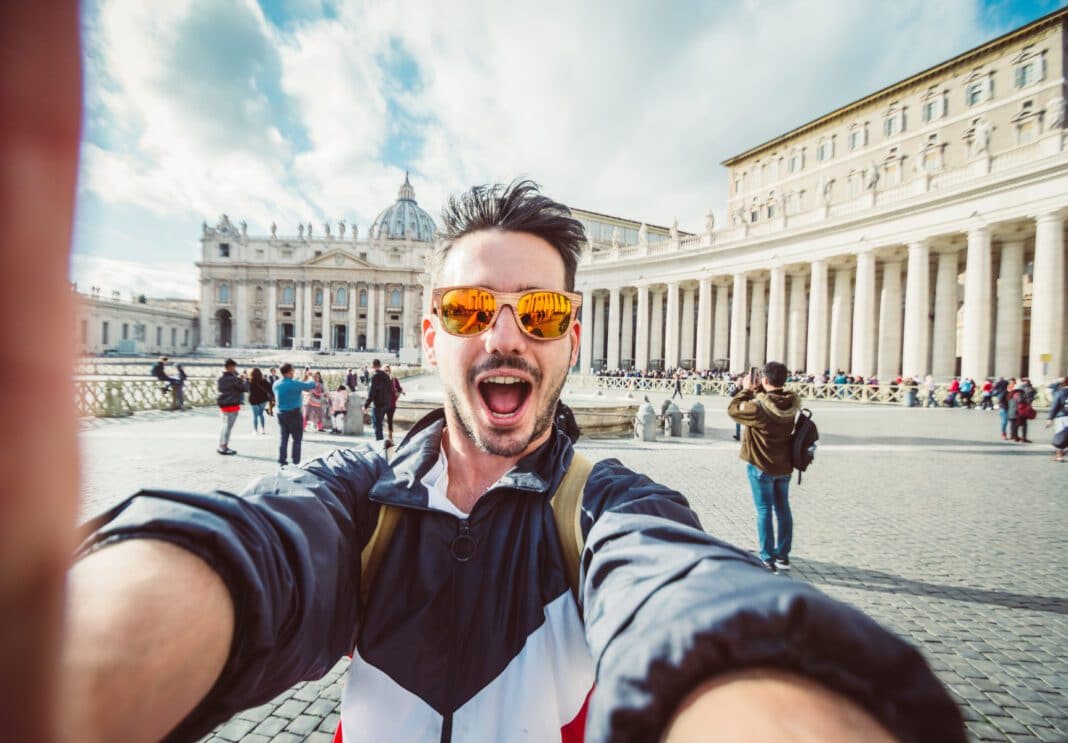 Glücklicher Tourist macht ein Selfie in der Vatikanstadt in Rom, Italien. Foto: © Davide Angelini - stock.adobe.com