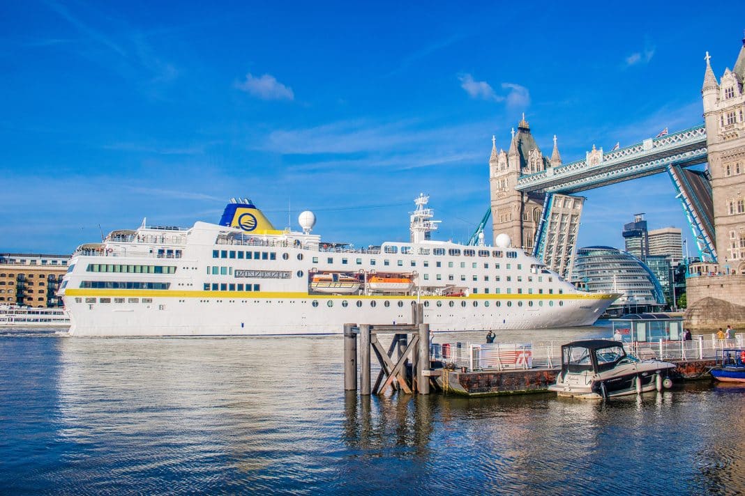 Die MS Hamburg von Plantours vor der Tower Bridge in London. Foto: Plantours Kreuzfahrten