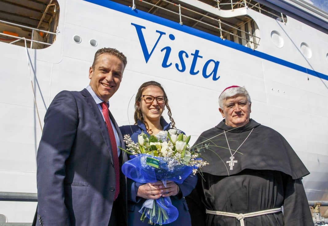 Float-Out der Vista in der Fincantieri-Werft bei Genua, v.l.n.r.: Werftdirektor Giuseppe Torrente, Float-Out-Patin Anna Trucco und Erzbischof Marco Tasca. Foto: © Oceania Cruises