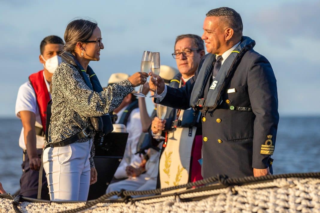 Taufpatin Johanna Carrión und Kapitän Karin Chacon prosten sich nach der Taufe zu. Foto: © Silversea Cruises