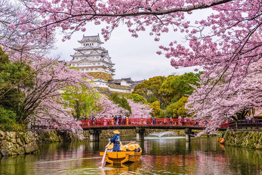 Touristen auf der Burg Himeji in Japan machen im Frühling eine Grabenrundfahrt. Von Kyoto aus gelangt man hierhin. Foto: © Sean Pavone - istock.com