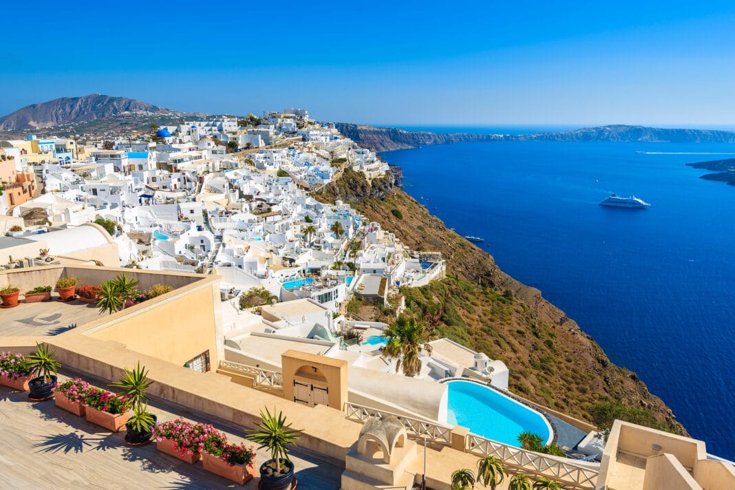 Blick auf Santorini. Foto: Celestyal Cruises