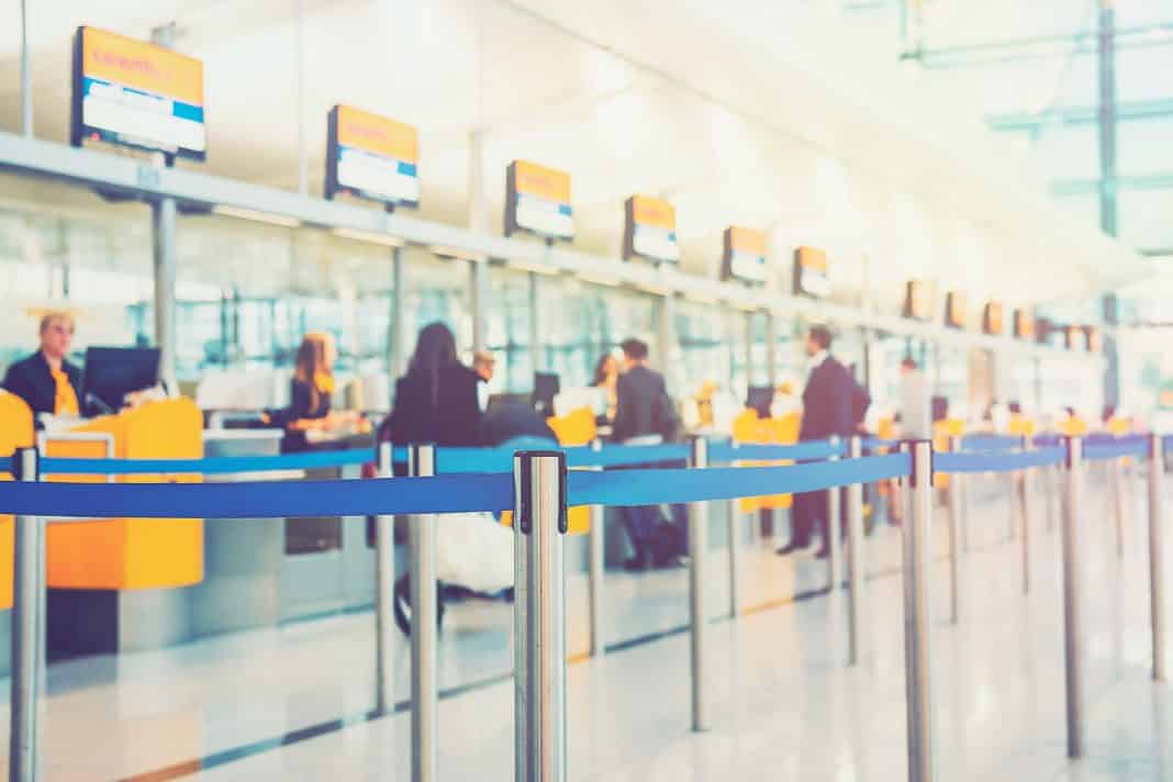 Check-in Schalter am Flughafen, Foto: © Daniel Berkmann - stock.adobe.com