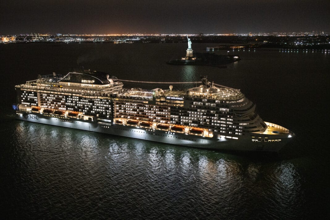 MSC Meraviglia vor der Freiheitsstatue bei der Einfahrt nach New York Foto: © MSC Cruises