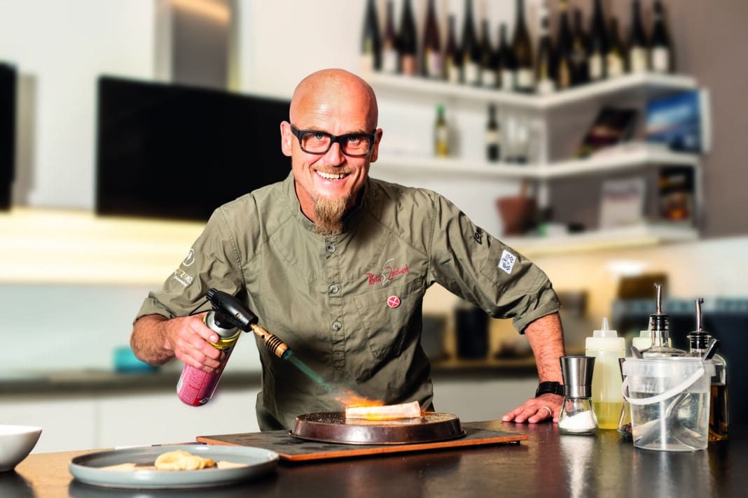 Fernsehkoch Ralf Zacherl ist mit an Bord und verwöhnt die Reisenden mit kulinarischen Köstlichkeiten. Foto: © Stefan Maicher / Msk Media