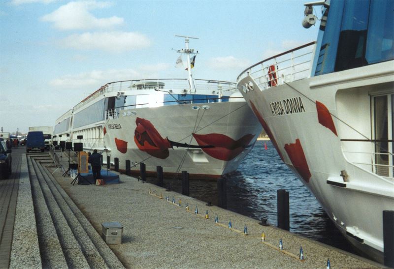 Die ersten beiden A-Rosa Flusskreuzfahrtschiff, A-Rosa Bella und A-Rosa Donna vor ihrer Taufe im Jahr 2002 im Rostocker Stadthafen. Foto: Lothar Lentz