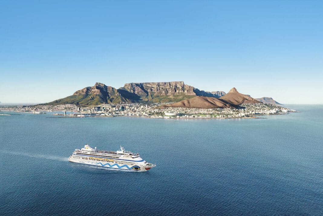 AIDAaura vor dem Tafelberg, Kapstadt. Foto: © AIDA Cruises