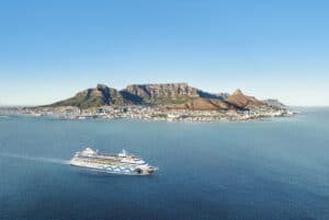 AIDAaura vor dem Tafelberg, Kapstadt. Foto: © AIDA Cruises
