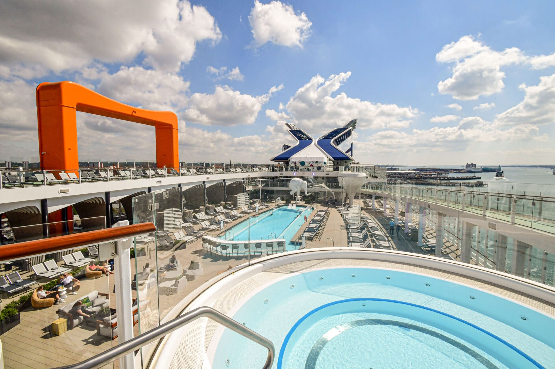 Resort Deck, Celebrity Beyond, Foto: © CRUCERO / Tobias Lange-Rüb