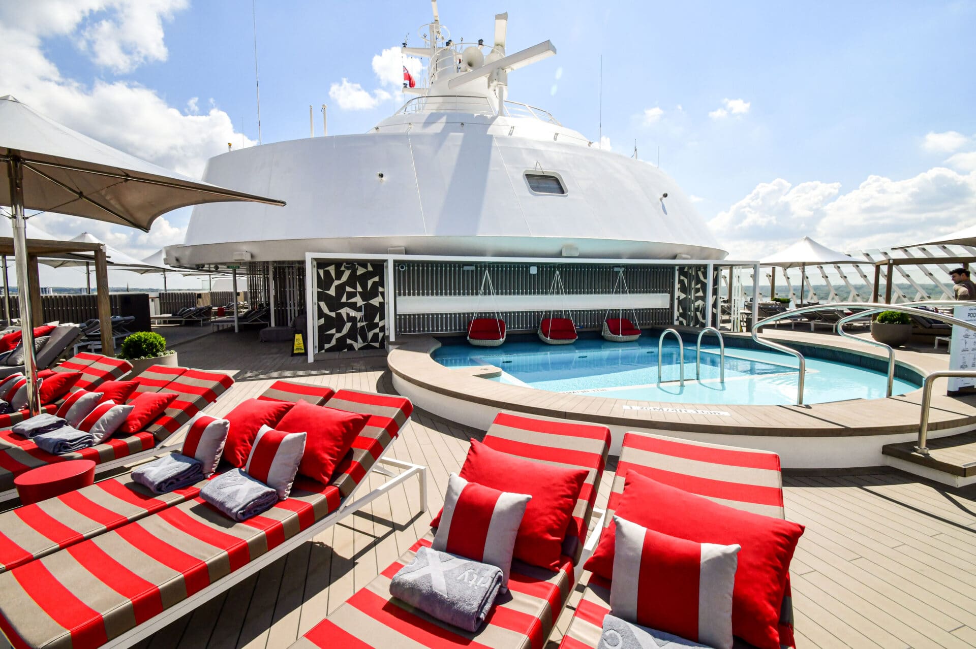 The Retreat, Pool und Sundeck, Celebrity Beyond, Foto: © CRUCERO / Tobias Lange-Rüb