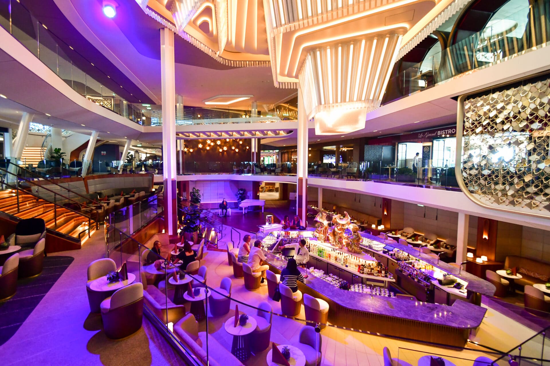 Grand Plaza und Martini Bar, Celebrity Beyond, Foto: © CRUCERO / Tobias Lange-Rüb
