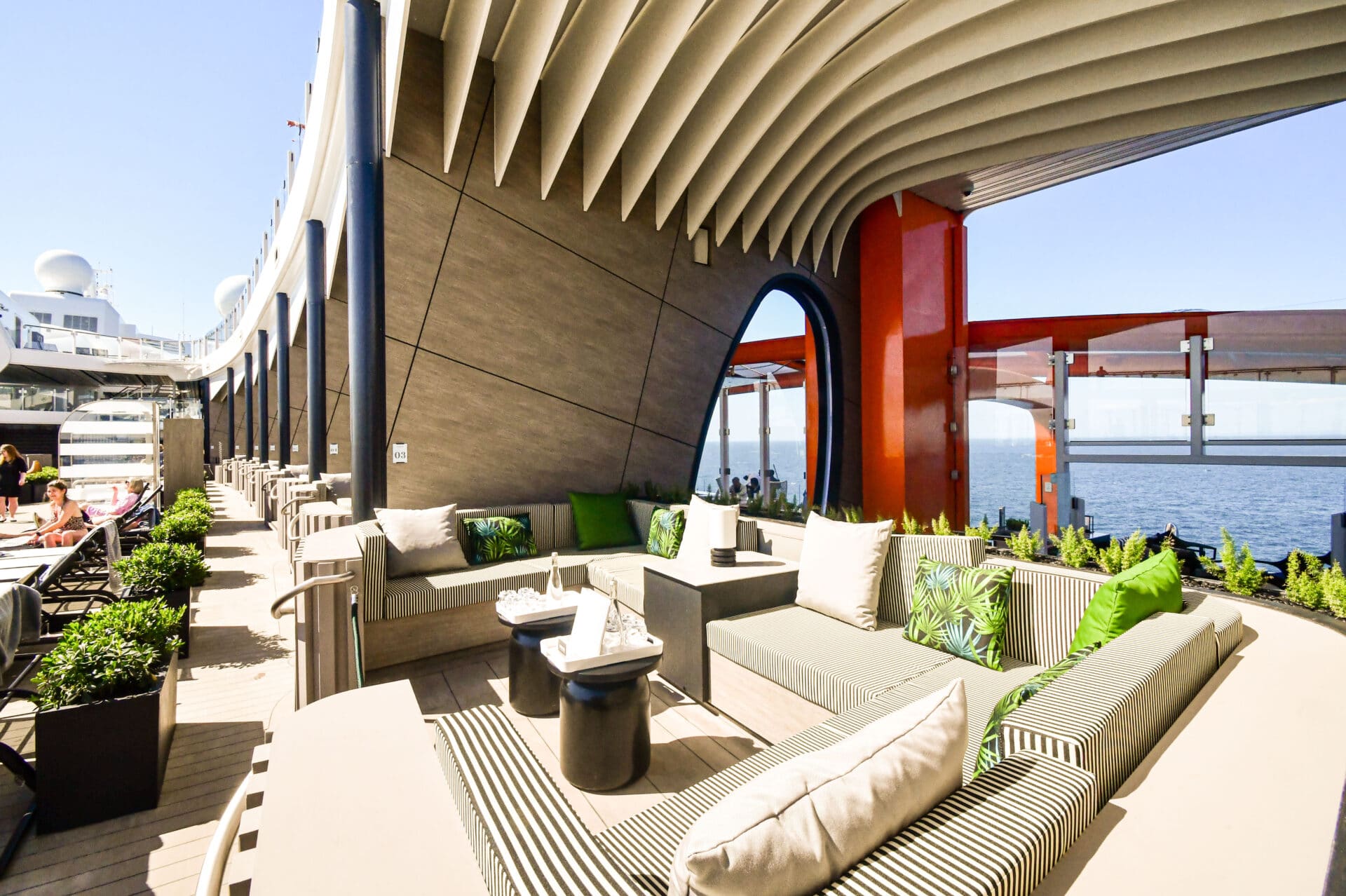 Resort Deck, Cabanas, Celebrity Beyond, Foto: © CRUCERO / Tobias Lange-Rüb