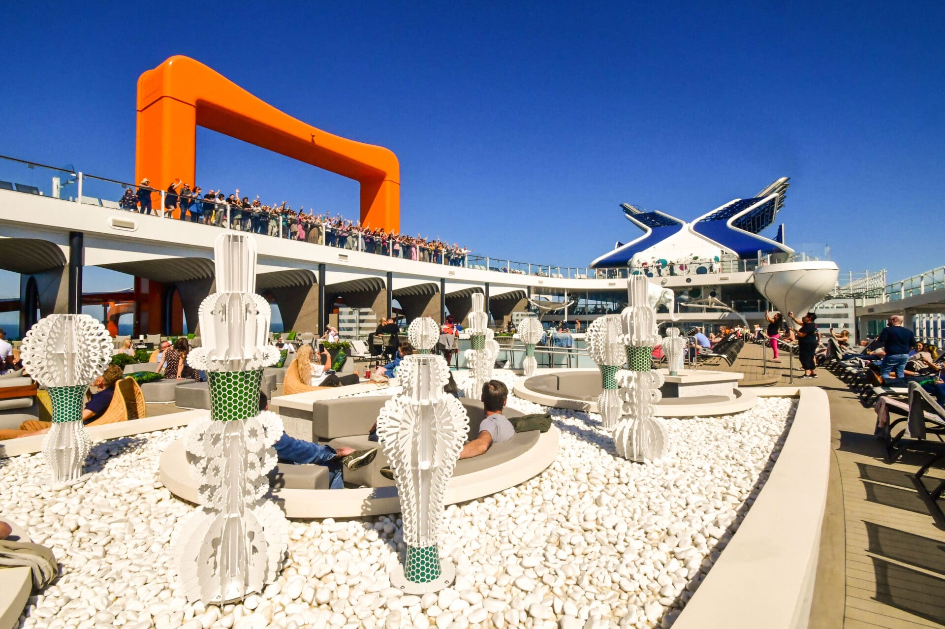 Resort Deck, Sunken Seating Areas, Celebrity Beyond, Foto: © CRUCERO / Tobias Lange-Rüb